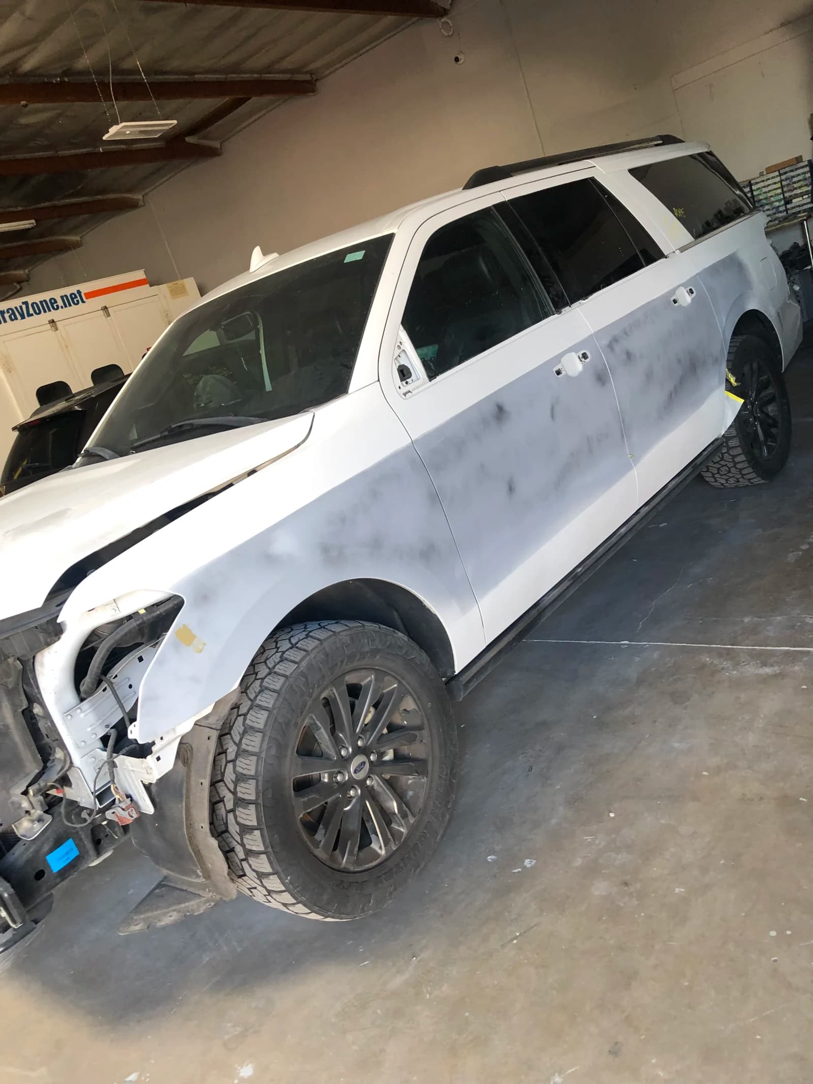 White Ford Expedition - Repair 2