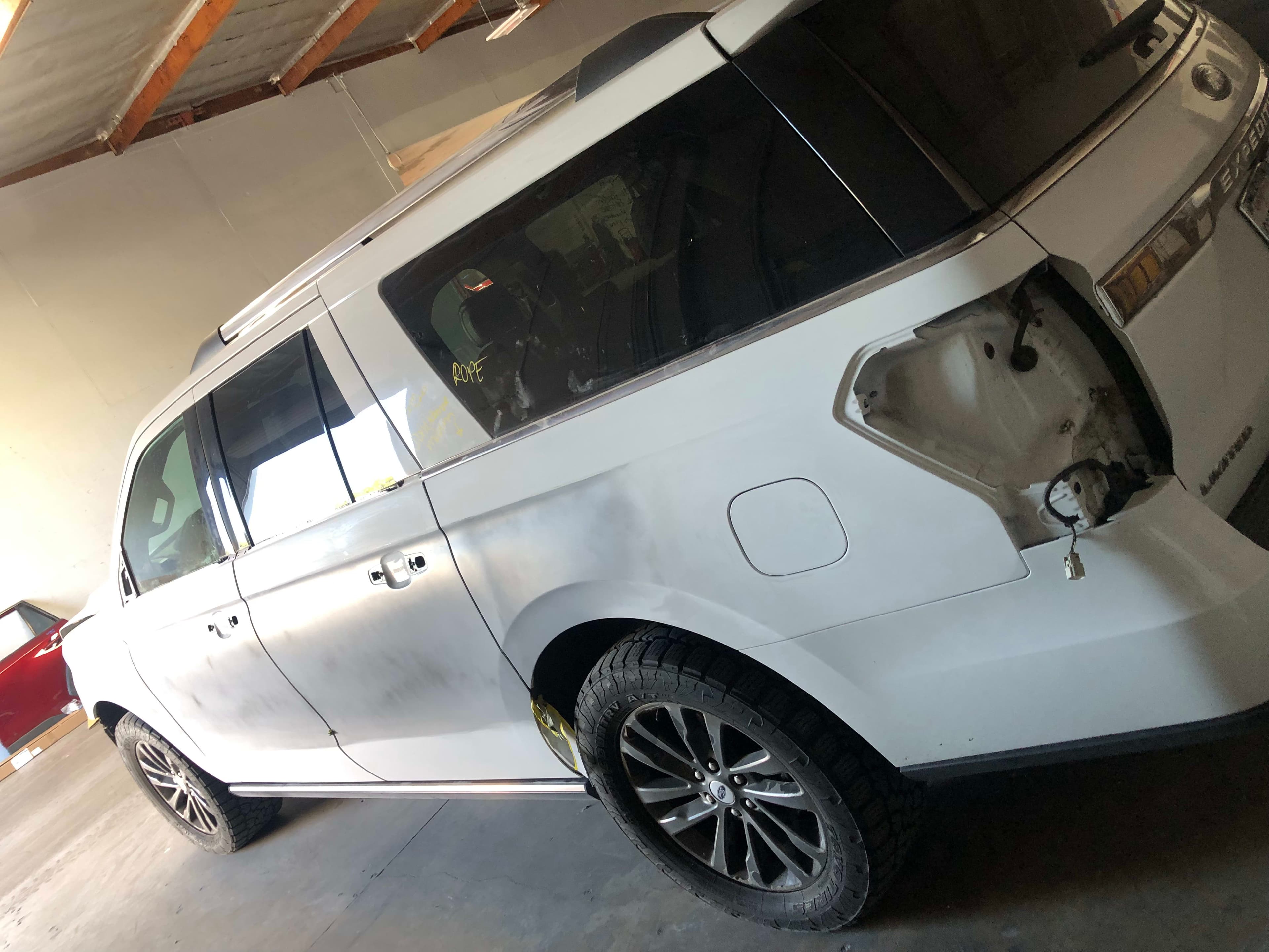 White Ford Expedition - Repair 1